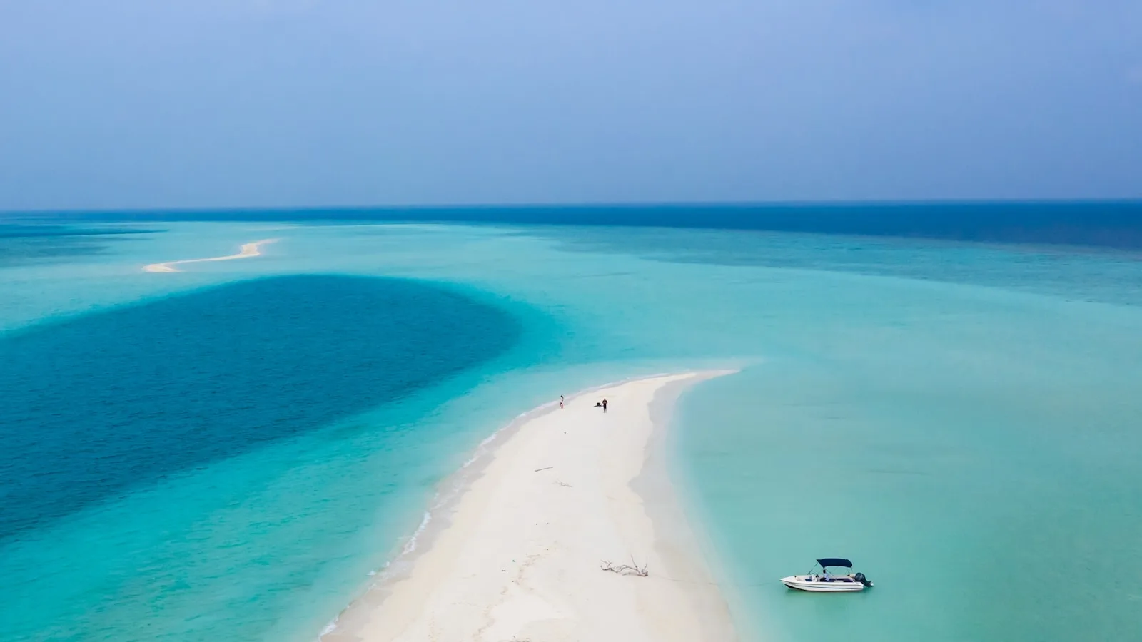 Speedboat naviguant entre les îles turquoise des Maldives