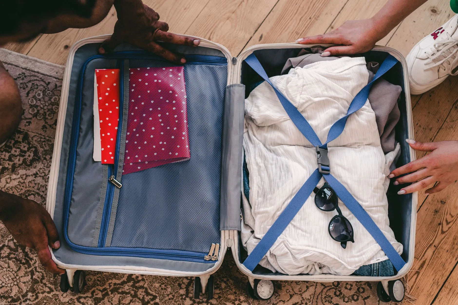 Valise préparée avec les affaires de bébé pour un voyage aux Maldives