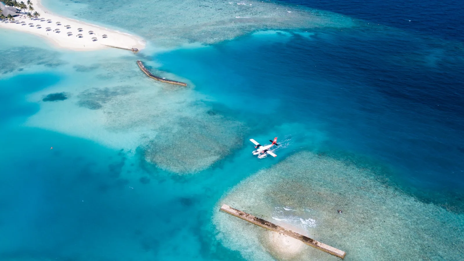 Hydravion décollant d'un lagon aux Maldives, zone de vol sensible pour les drones