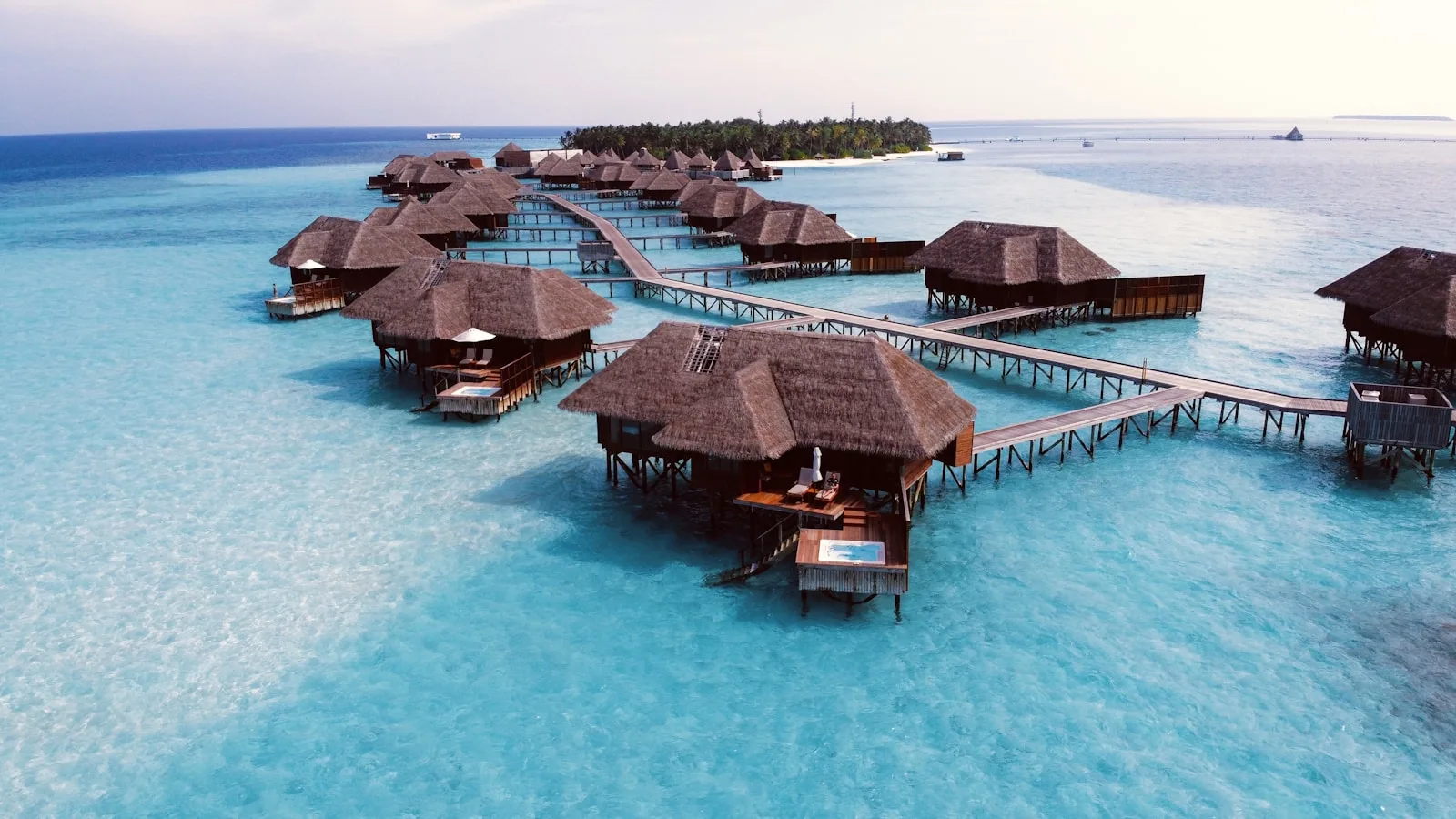 Villas sur pilotis d'un resort privé aux Maldives vues du ciel