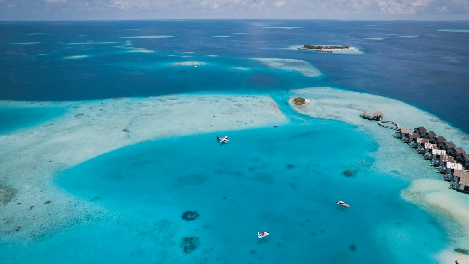 Hydravion des Maldives posé sur un lagon turquoise près d'une île
