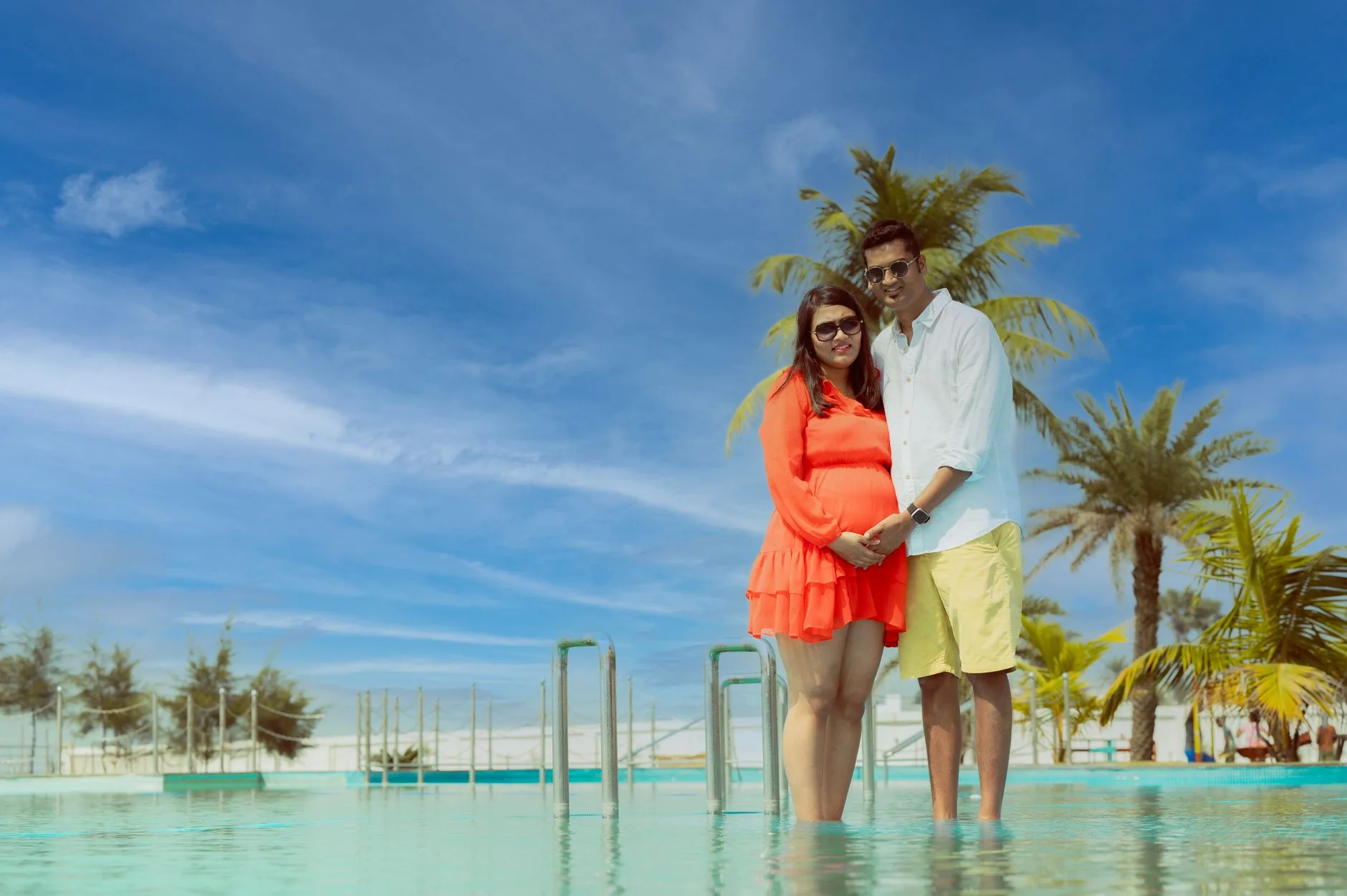 Femme enceinte se reposant au bord d'une piscine d'un resort aux Maldives