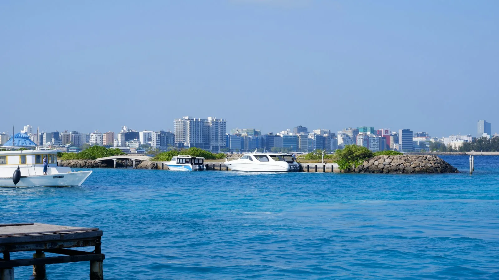 Front de mer de Malé vu depuis le port, avec les bateaux et les immeubles de la capitale des Maldives